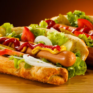 Hot dog perrito caliente con salchicha vegetal vegan y sabrosa salsa casera
