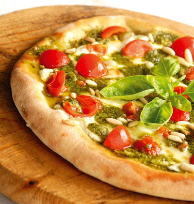 Riquisima pizza vegana vegetal de pesto de almendras, una comida rápida sana y natural